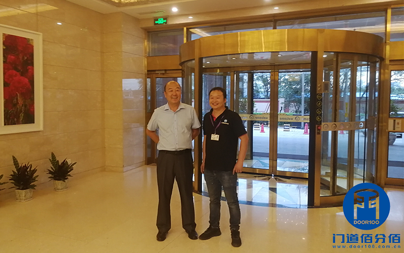 維修技術人員與客戶合影