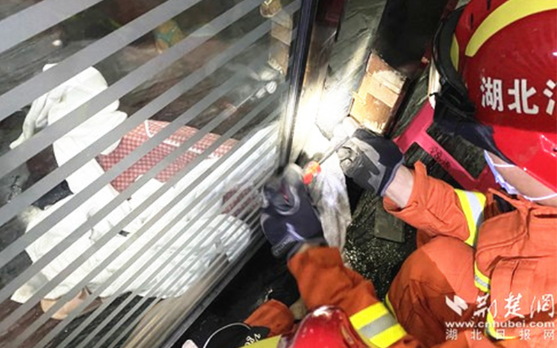 又見旋轉門夾人消防拆門解圍，論述安全使用旋轉門與責任險重要性