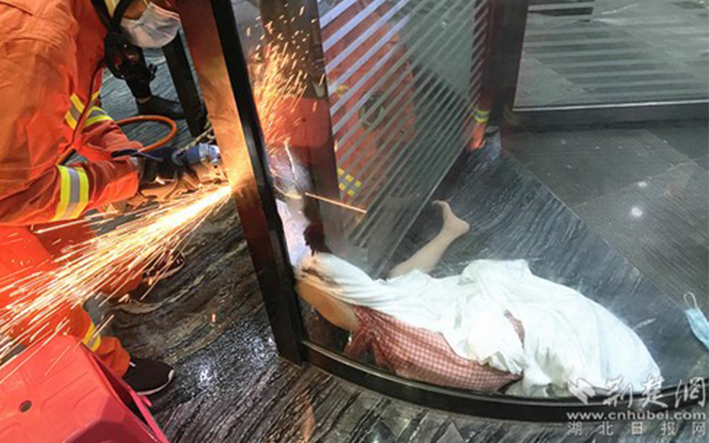 又見旋轉門夾人消防拆門解圍，論述安全使用旋轉門與責任險重要性
