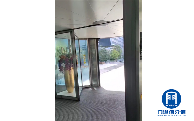 北京某公司辦公樓自動旋轉門中間平移門維修服務