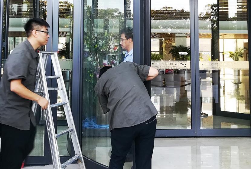 門道佰分佰北京自動門維修師傅正在進行自動門保養