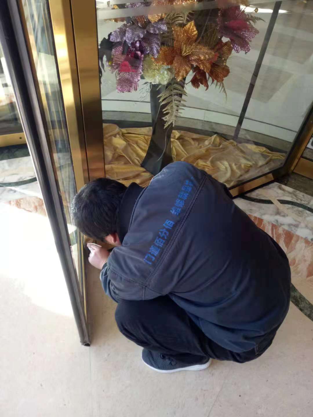 門道佰分佰自動門維修師傅進行旋轉門保養