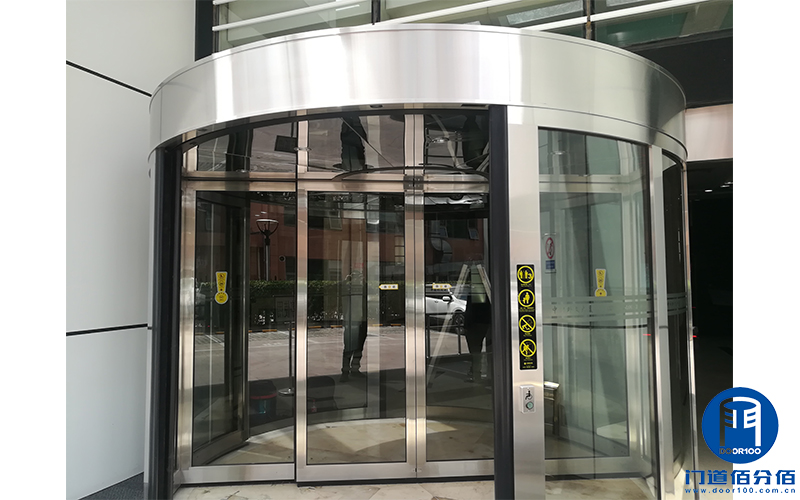 北京海淀某大廈正門兩翼旋轉(zhuǎn)門保養(yǎng)美化清潔服務(wù)案例