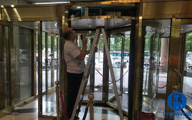 山東聊城某酒店自動三翼旋轉(zhuǎn)門維修