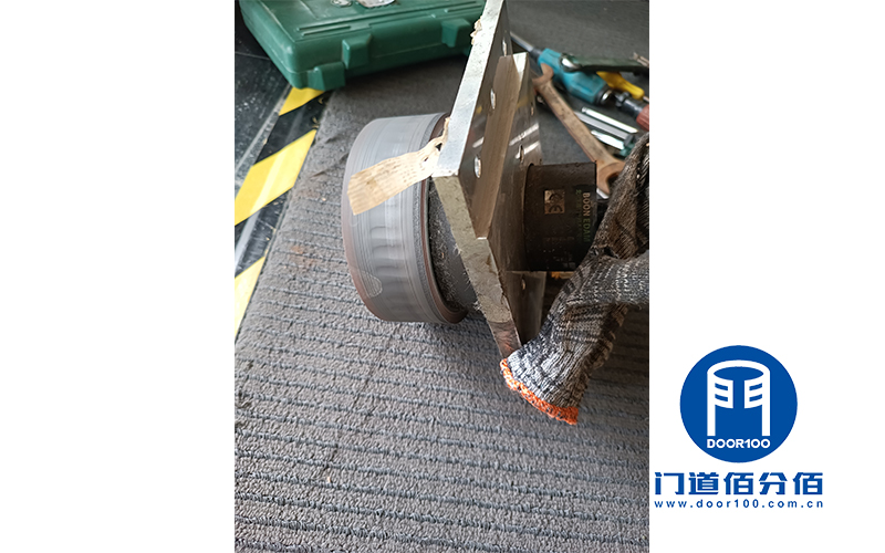 案例丨旋轉自動門運行噪音、異響故障維修