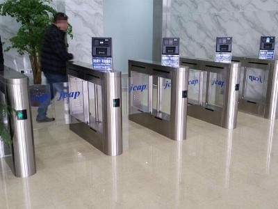 工廠與小區人臉識別擺閘門禁系統對比