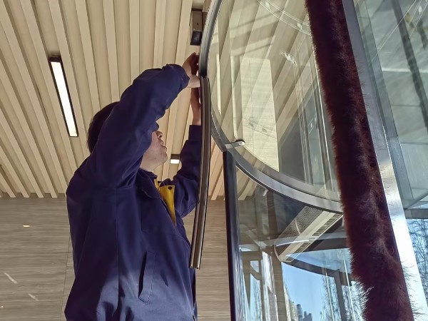 北京旋轉門維修_軸承損壞導致旋轉門無法正常運轉