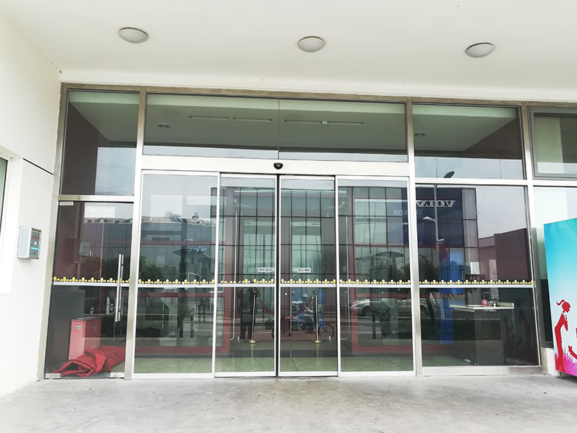 北京祥龍博瑞汽車園自動平移門維修服務案例_門道佰分佰