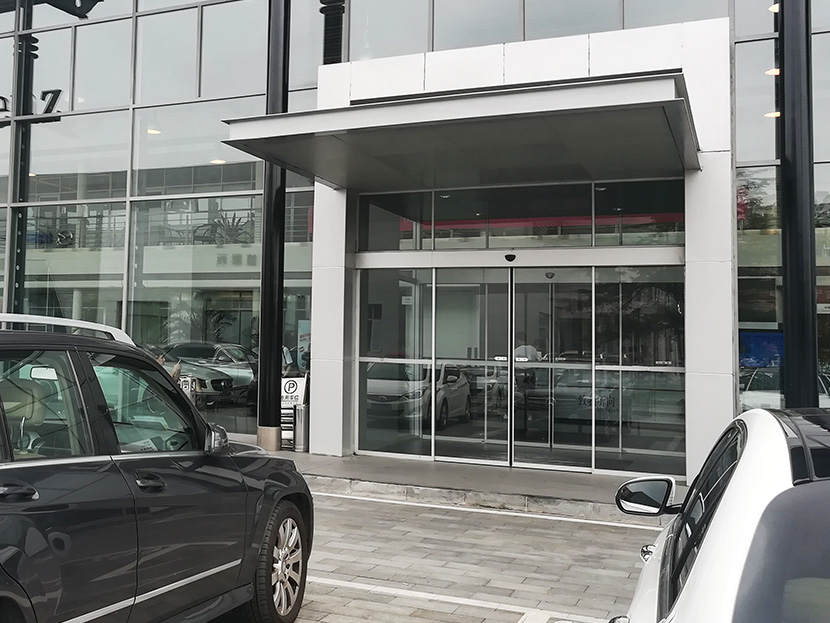 北京祥龍博瑞汽車園自動門維修服務案例