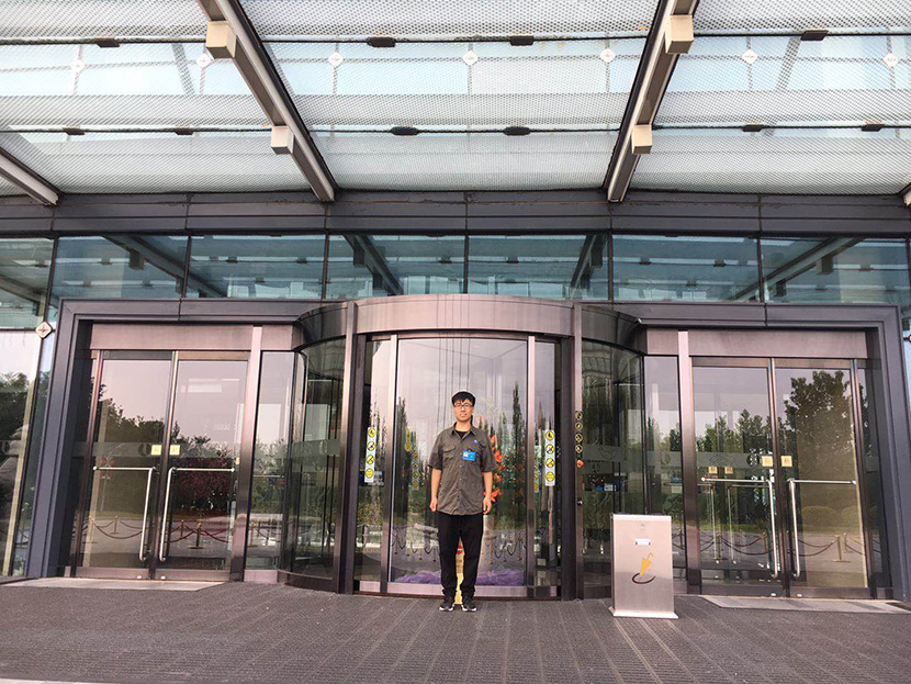 北京自動(dòng)門維修師傅為北京麗維賽德酒店維修旋轉(zhuǎn)門