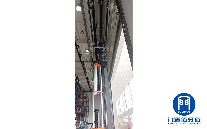 移動(dòng)公司倉(cāng)庫(kù)提升門保養(yǎng)案例3