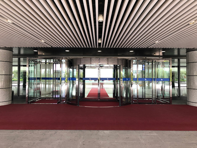 北京國航總部大樓自動(dòng)旋轉(zhuǎn)門維修服務(wù)案例