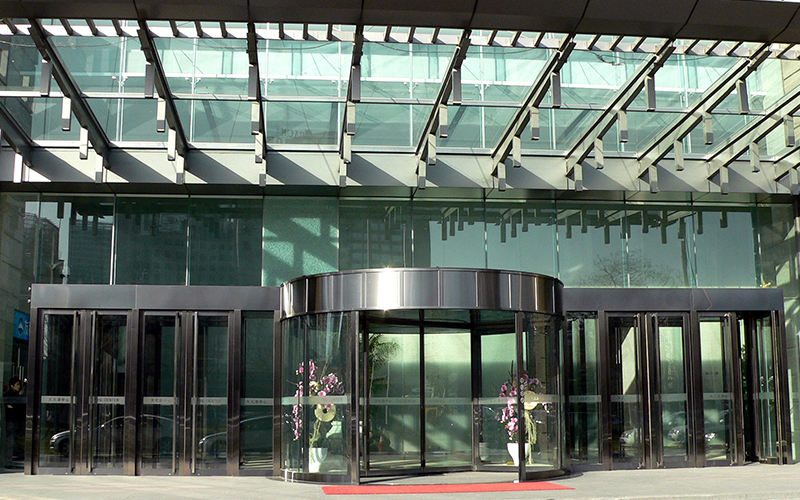 安裝完畢的旋轉門