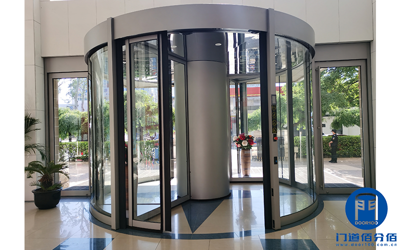 中國(guó)建材集團(tuán)旗下大廈兩翼自動(dòng)環(huán)柱旋轉(zhuǎn)門(mén)工程案例