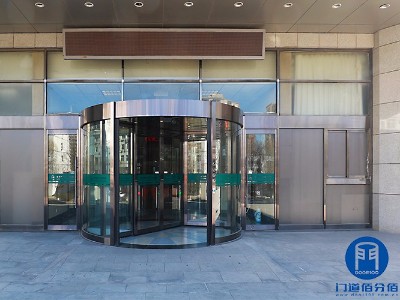 帶娃玩迷宮，旋轉門發明創意的源泉