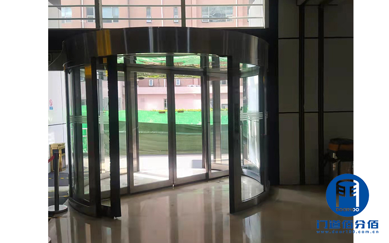 兩翼電動旋轉門防夾故障，更換新式激光防夾傳感器解決問題