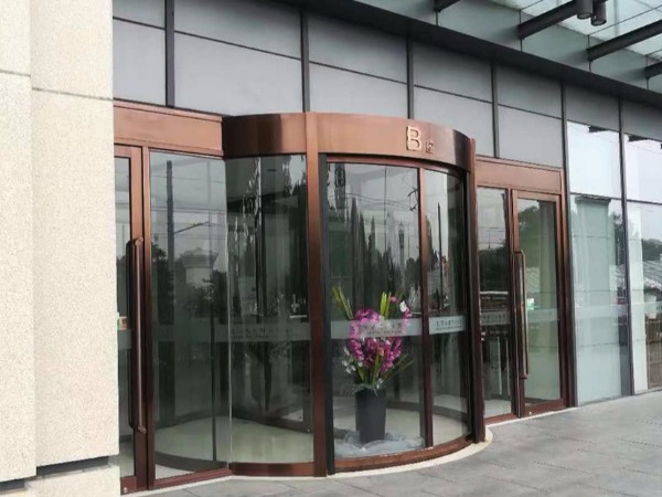 北京兩翼旋轉(zhuǎn)門保養(yǎng)天橋藝術大廈兩翼旋轉(zhuǎn)門保養(yǎng)服務案例