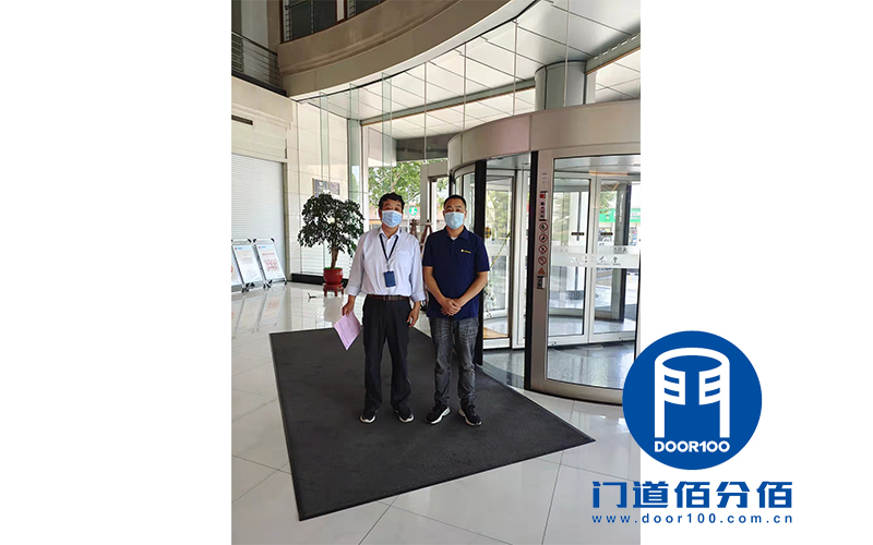 泰州銀行客戶與我司技術人員在自動旋轉門保養完成后合影留念