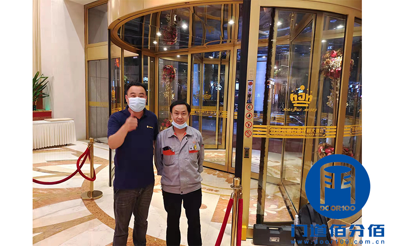無錫酒店客戶與我司技術人員在自動旋轉門維修完成后合影留念