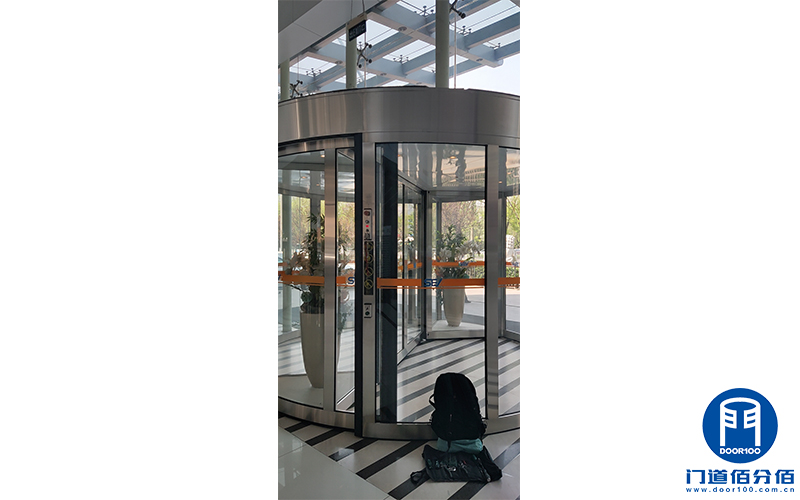 石油化工集團下屬大廈自動旋轉門清潔維護服務